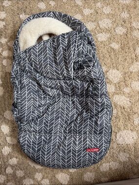 Skip Hop Gray Chevron Infant car seat cover with Cream Sherpa Lining